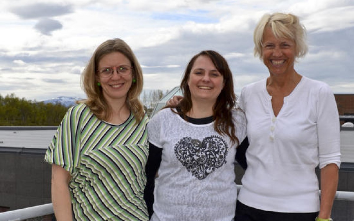 Maiken Bjørkan, med forskningsleder Ingrid Bay-Larsen og adm.dir. Iselin Marstrander på venstre og høyre side.