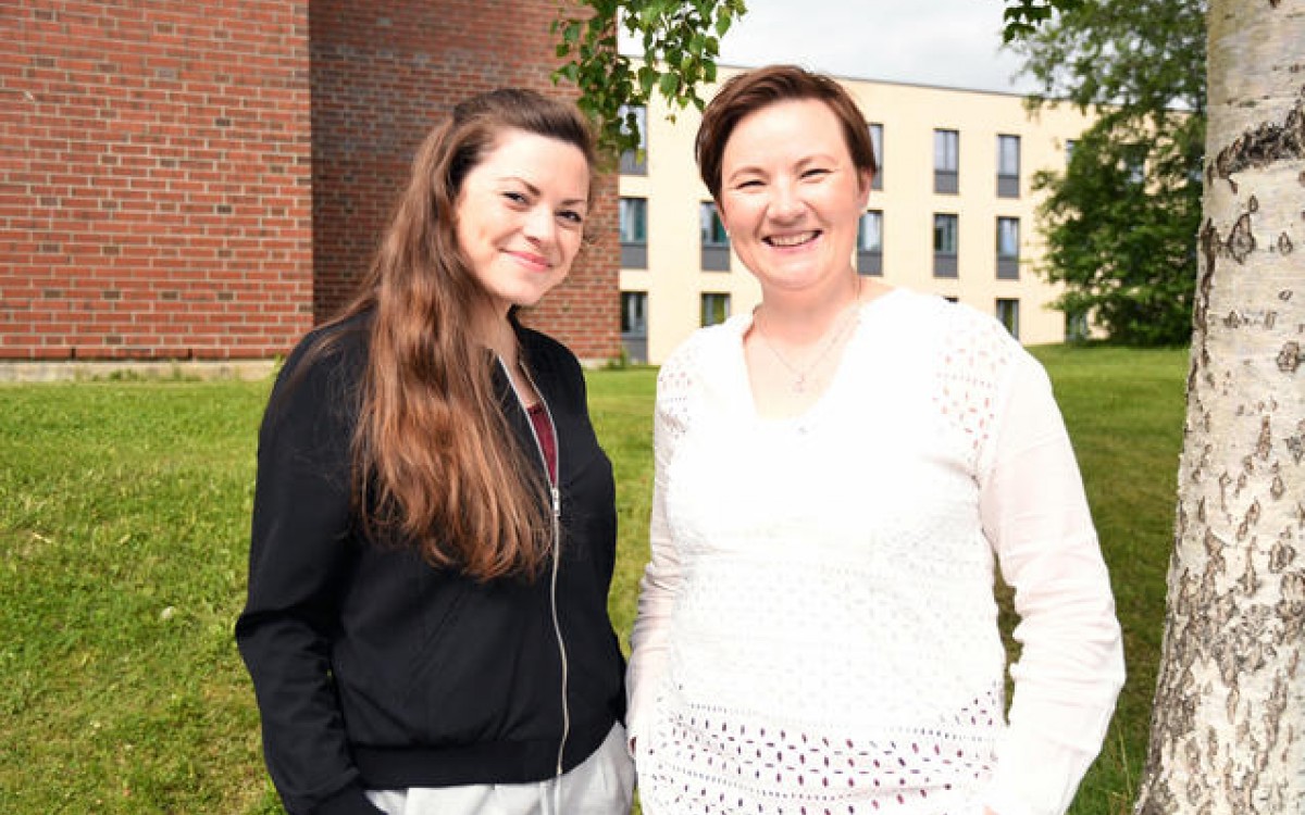 Benedicte Forsland (t.v.) sammen med veileder Ingrid Roaldsen fra Nordlandsforskning. Foto: Thoralf Fagertun