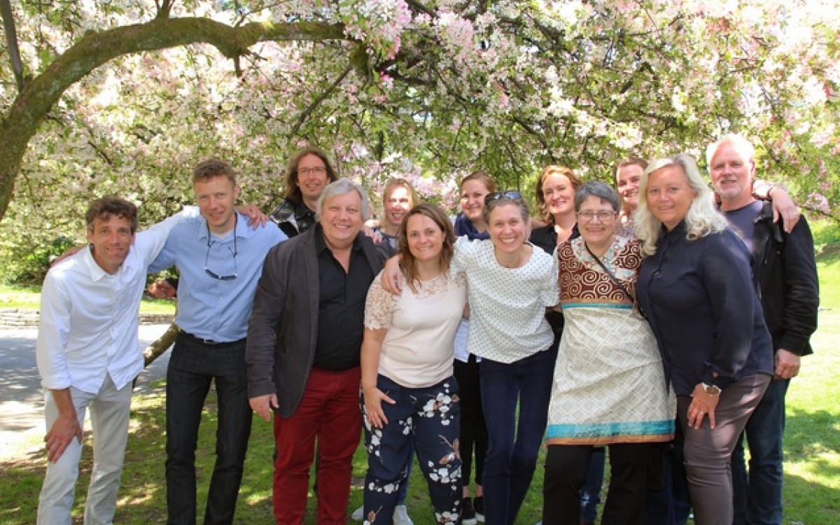 En glad bukett forskere på oppstartsmøtet for LoVeSe-SDG i Bergen i slutten av mai. Foto: Jens Helleland Ådnanes