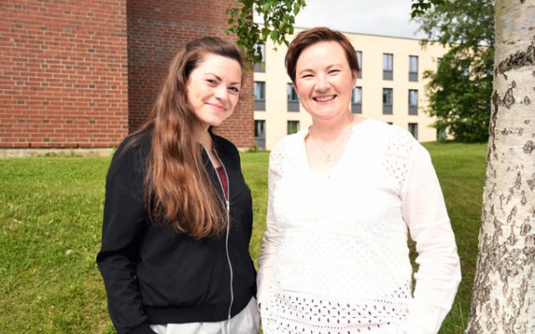 Benedicte Forsland (t.v.) sammen med veileder Ingrid Roaldsen fra Nordlandsforskning. Foto: Thoralf Fagertun